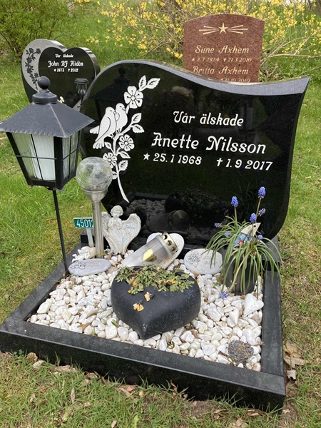 Grave number: NÅ U45    12