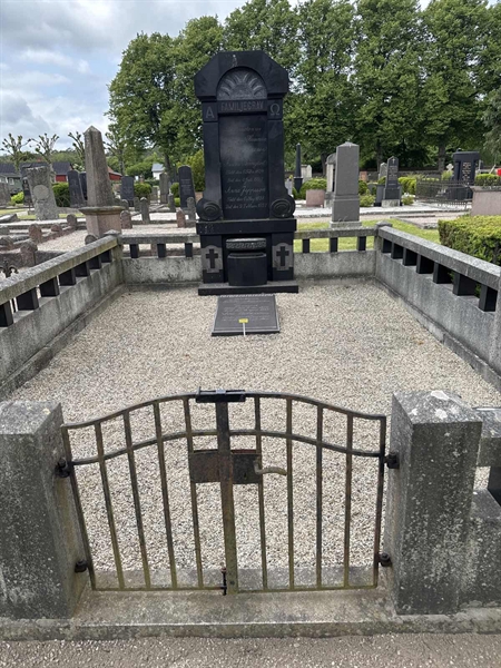 Grave number: NÅ 07 30, 31