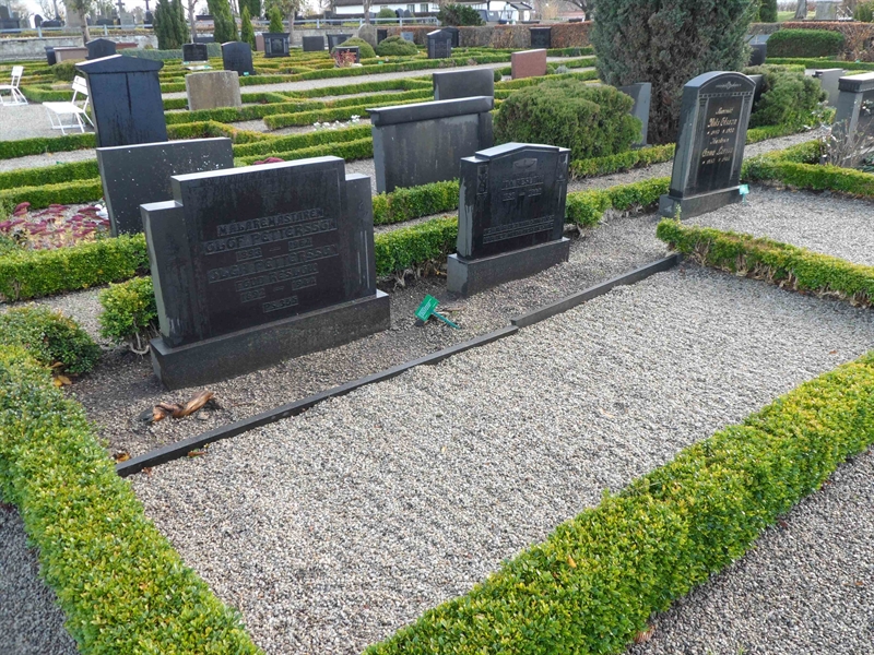 Grave number: ÖTN NMK4    41, 42, 43