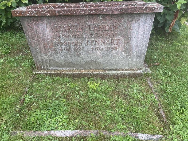 Grave number: 002 2   586