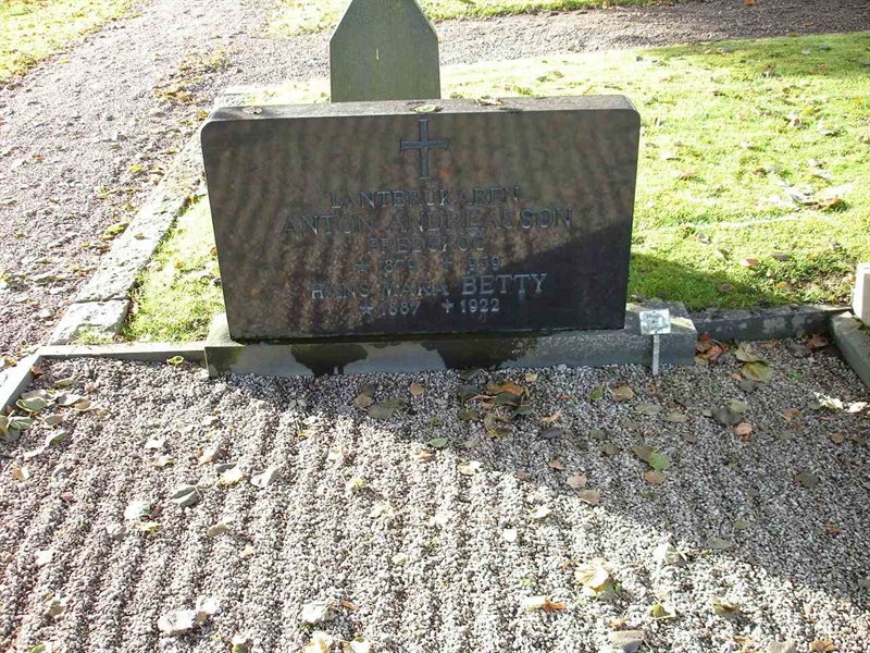 Grave number: FG L    21, 22