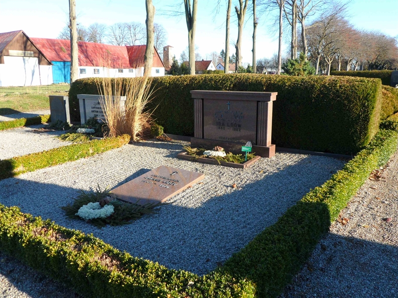 Grave number: ÖTN NNK5     1, 2, 3, 9, 10, 11