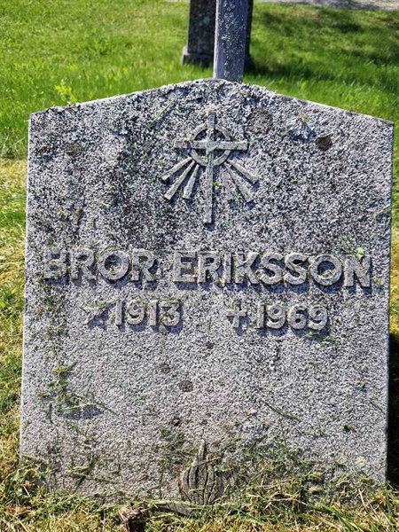 Grave number: 501 27 4612