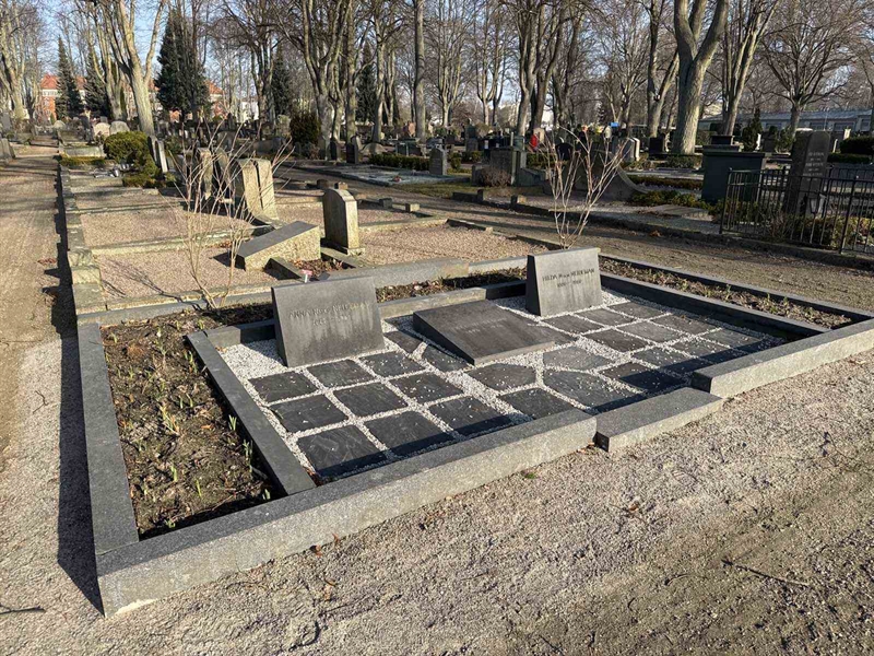 Grave number: Ö 18y 29, 30, 31, 32