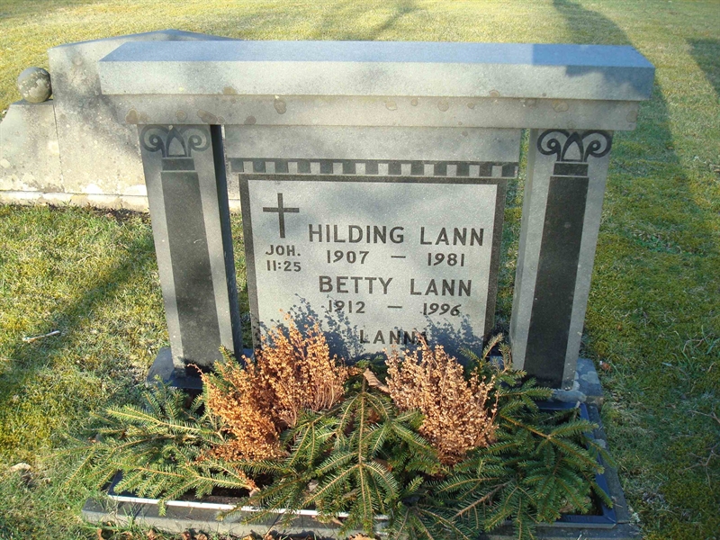 Grave number: KU 05   121, 122