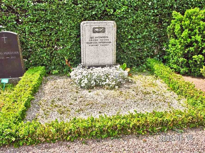 Grave number: 2 Södr A    82, 83