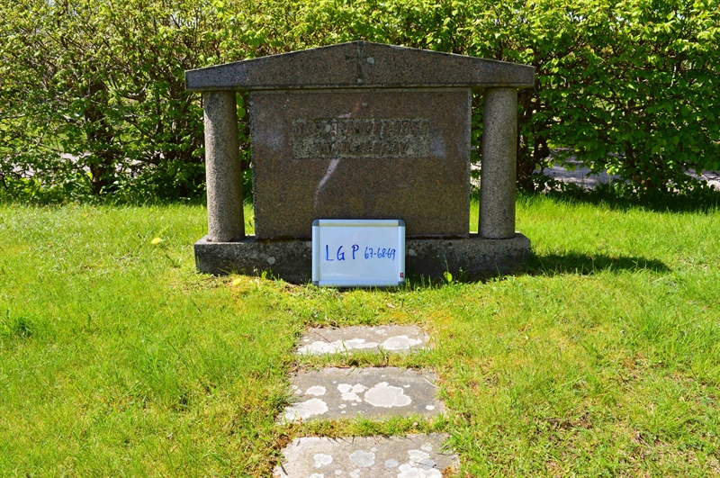 Grave number: LG P    67, 68, 69