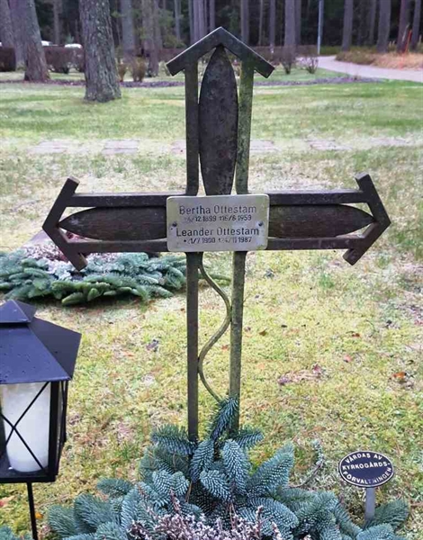 Grave number: H HB 25-26