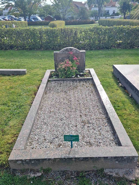 Grave number: F 04    78