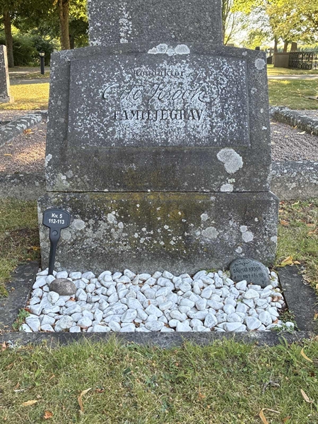 Grave number: 33 5   112-113