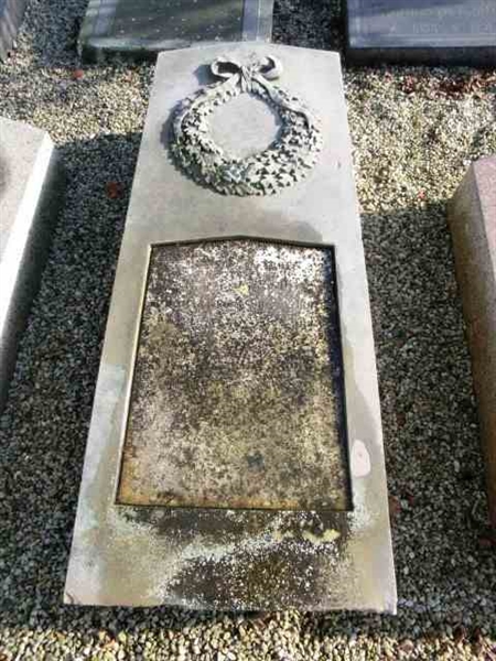 Grave number: ÖK E    012