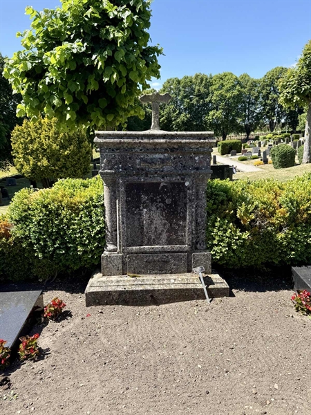 Grave number: TR 4 1    97, 98, 99