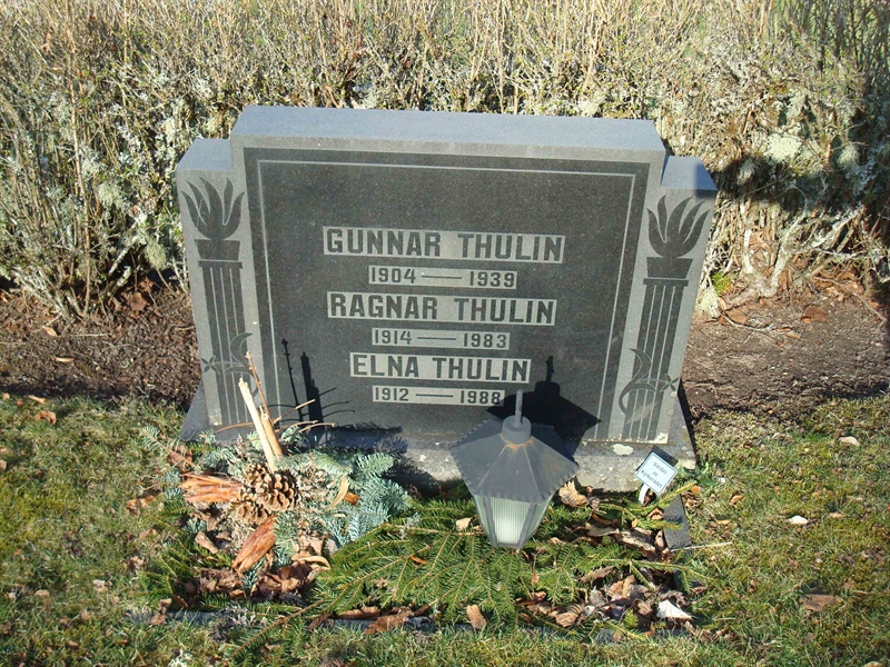 Grave number: KU 05   211, 212