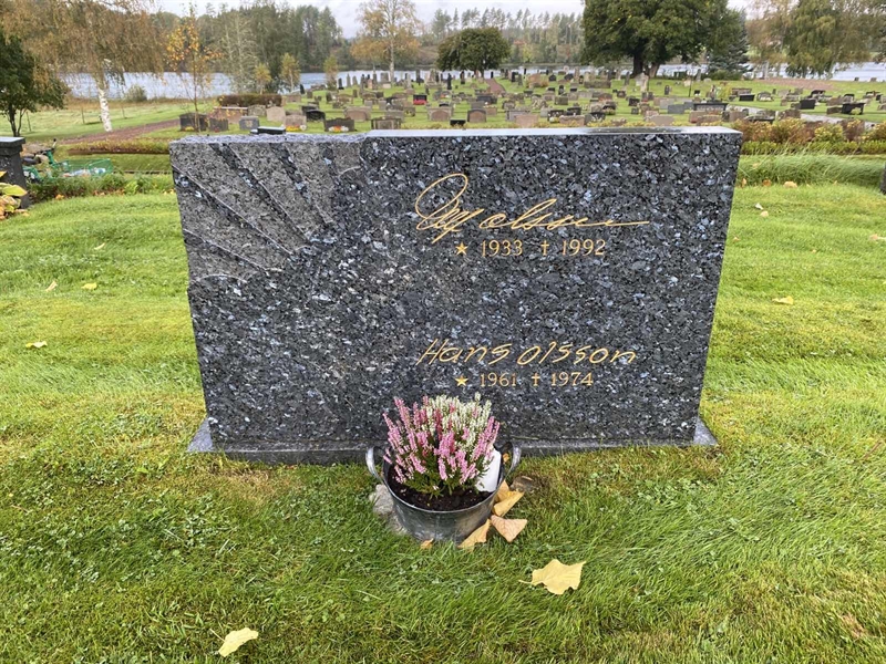 Grave number: 4 Öv 17    31-33