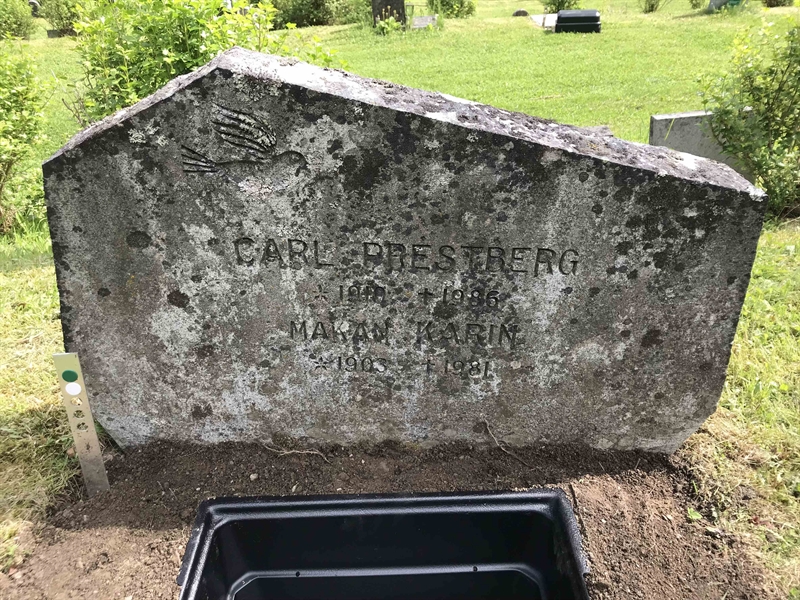 Grave number: UN D   101, 102