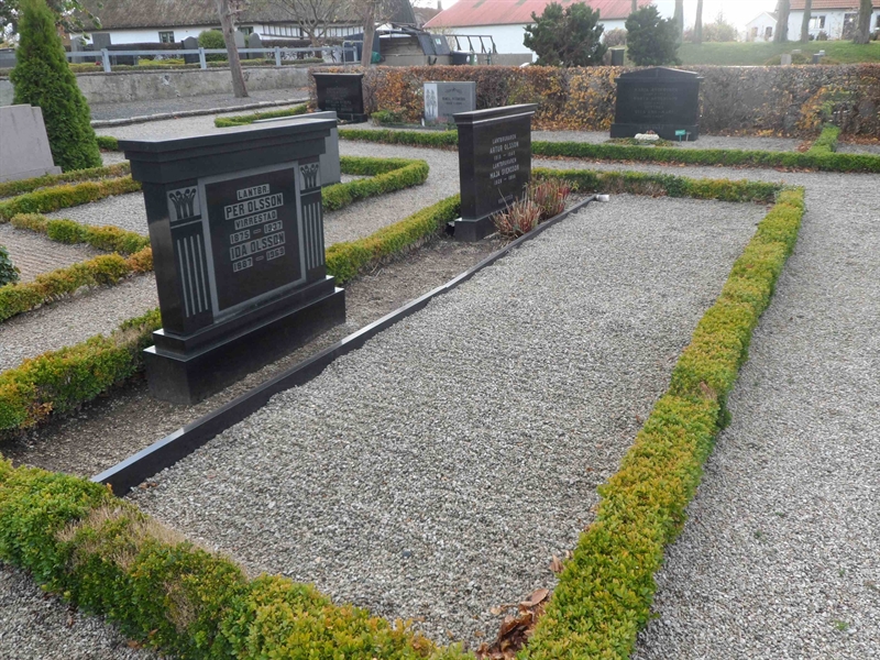 Grave number: ÖTN NMK2    38, 39, 40, 41, 42