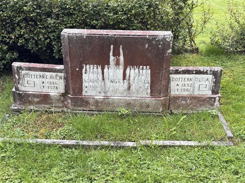 Grave number: IN 10    33