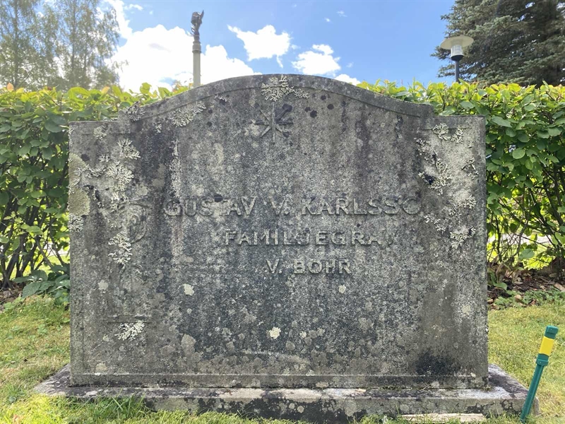 Grave number: 1 17 141, 142