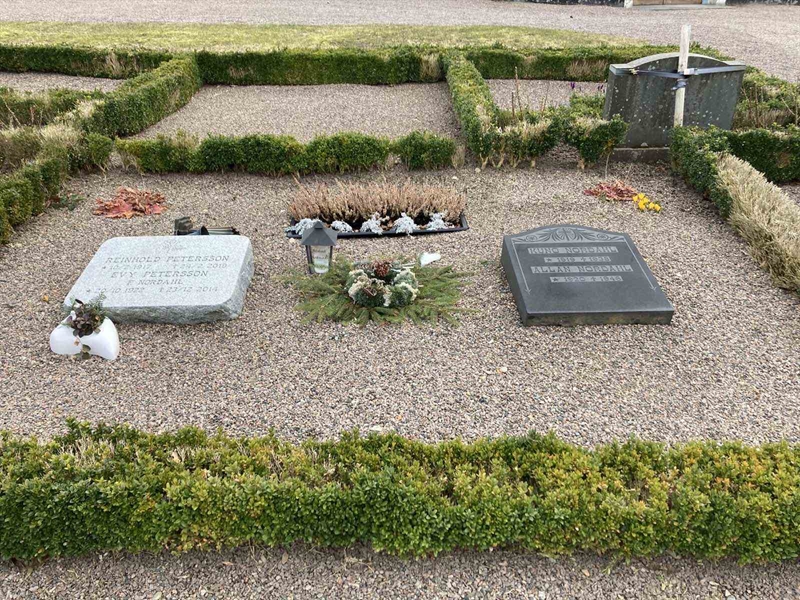 Grave number: Kå 43    27, 28, 29