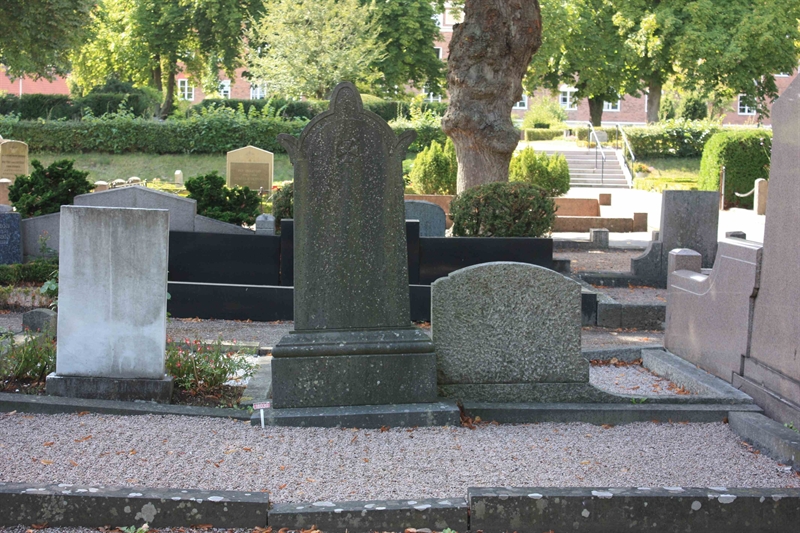 Grave number: Ö 18i    37, 38, 39