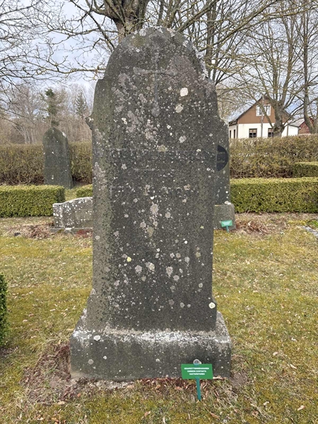 Grave number: LO 27, 28