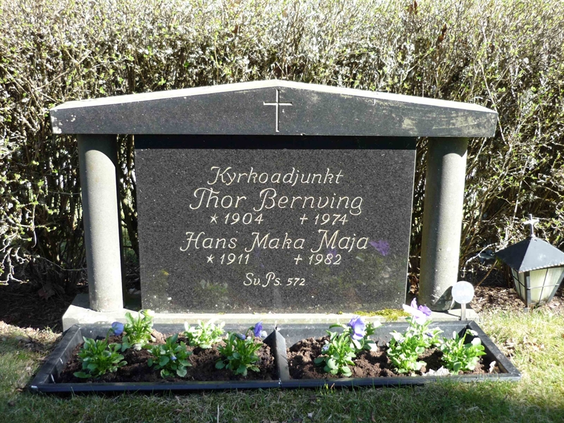 Grave number: ÖD 04    9, 10