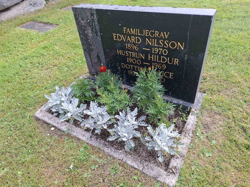 Grave number: 001 2   974