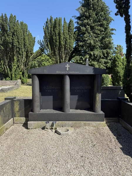 Grave number: TR 4 1   120