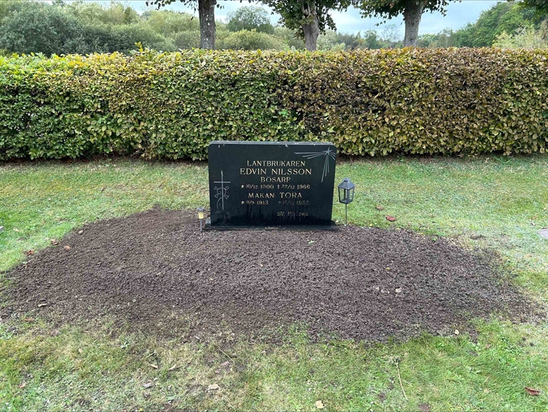 Grave number: L N E 26, 27