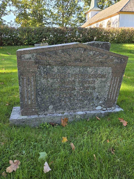 Grave number: T A E   972-973