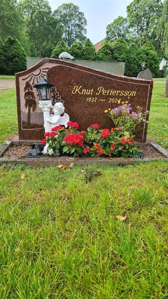 Grave number: M N 8 33-34