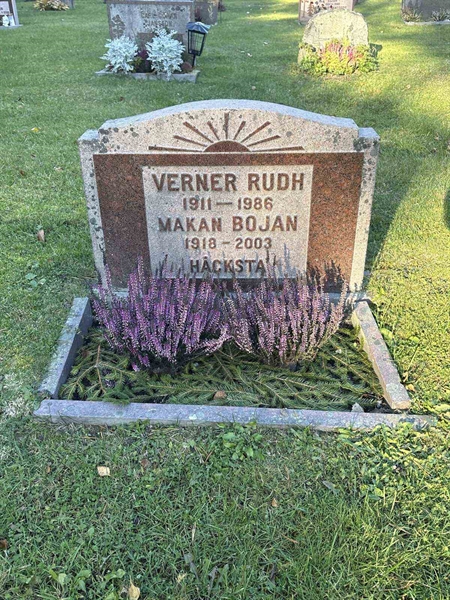 Grave number: R 4   220-221