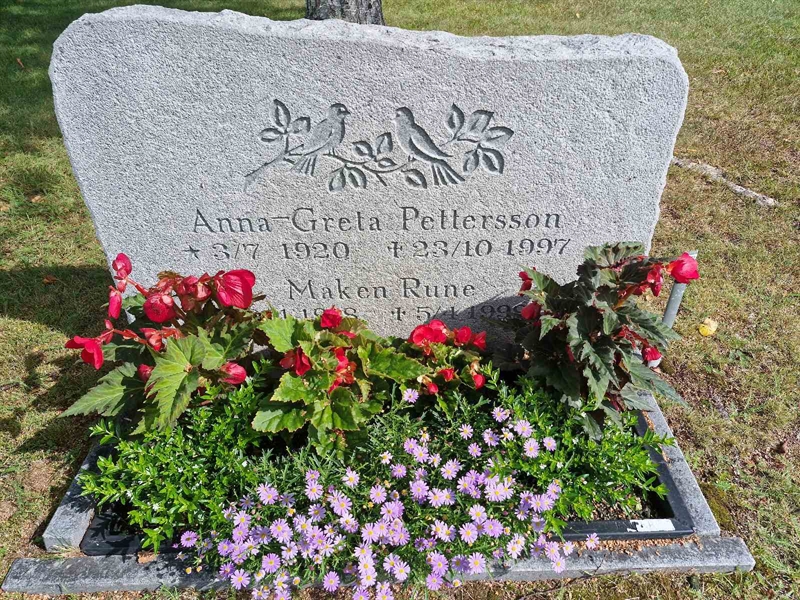 Grave number: AK E  7833-7834