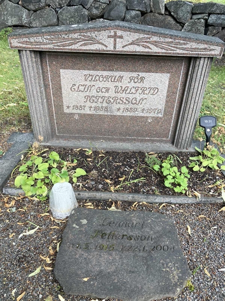 Grave number: 1 10    51