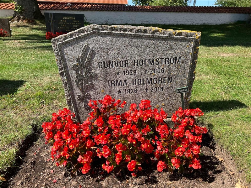 Grave number: 1 8   453