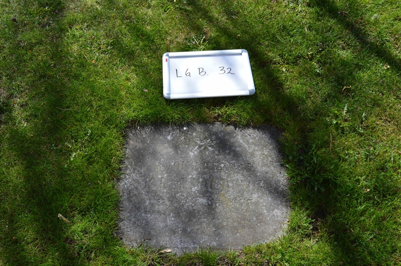 Grave number: LG B    32