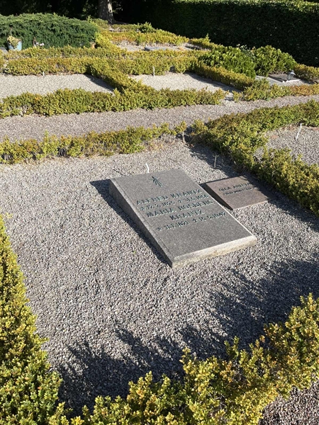Grave number: NK E 101-102