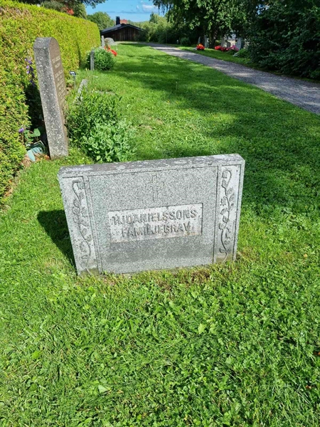 Grave number: 1 05   33