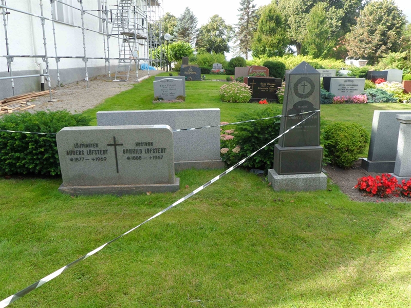 Grave number: SK D   183, 184, 185