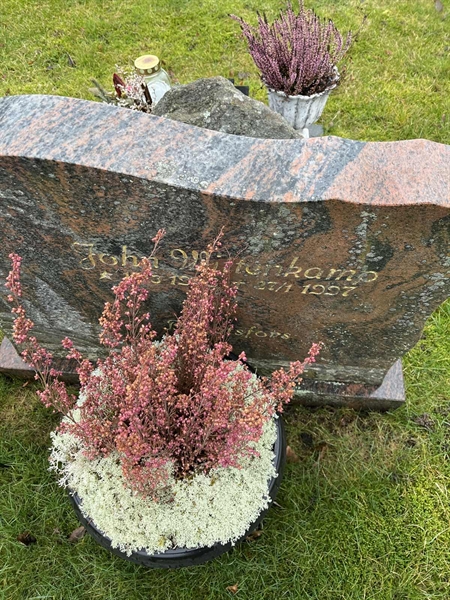 Grave number: Ärt 60 33    13+14