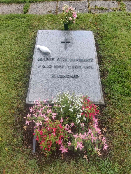 Grave number: VK D    51, 52