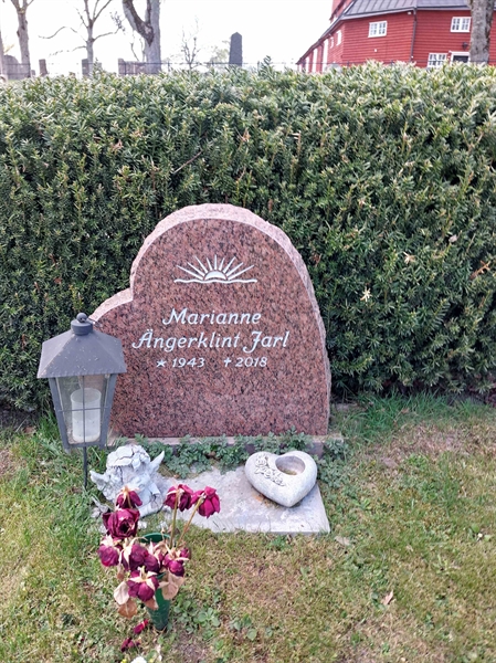 Grave number: HÖ 10   74, 75
