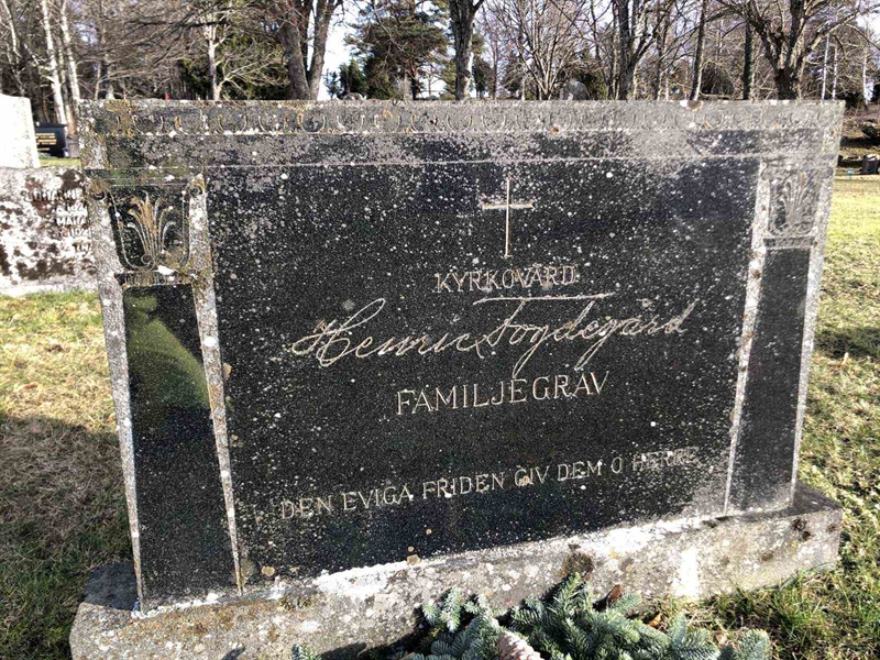 Grave number: FÄ G    27, 28, 29