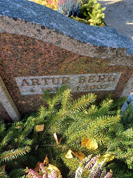 Grave number: JÄ 1 A 1328, 1329, 1330