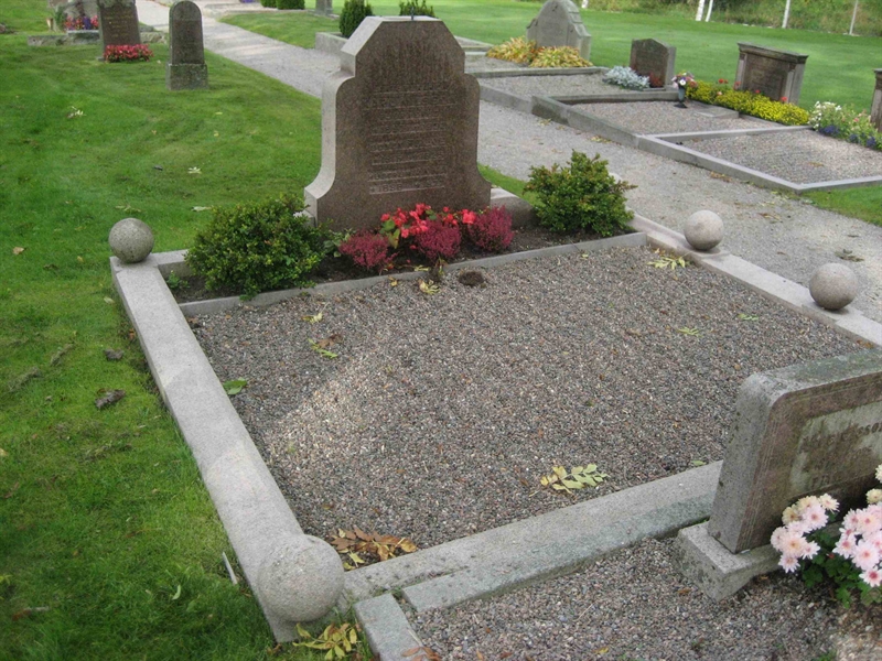 Grave number: Fr 4   586-587