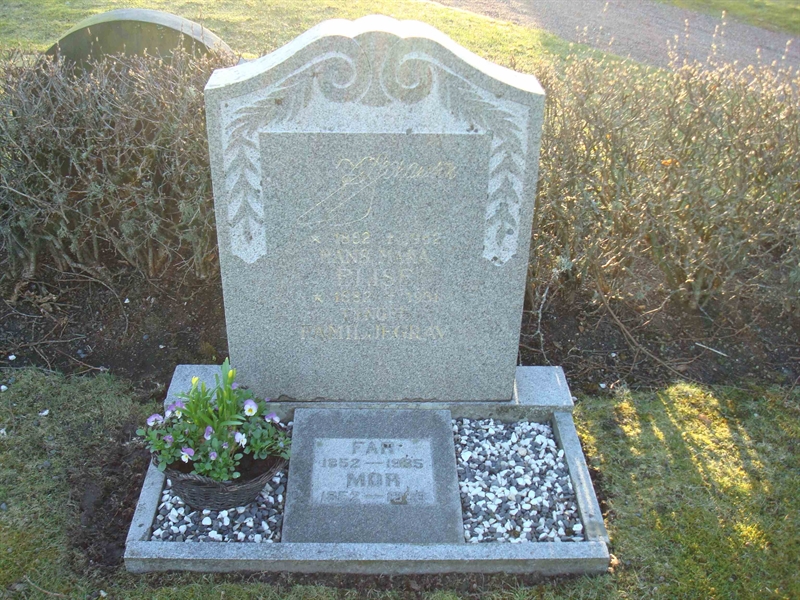 Grave number: KU 01    68, 69, 70, 71