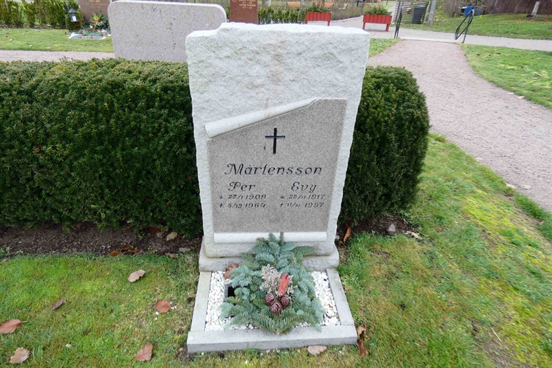 Grave number: TR 3   151