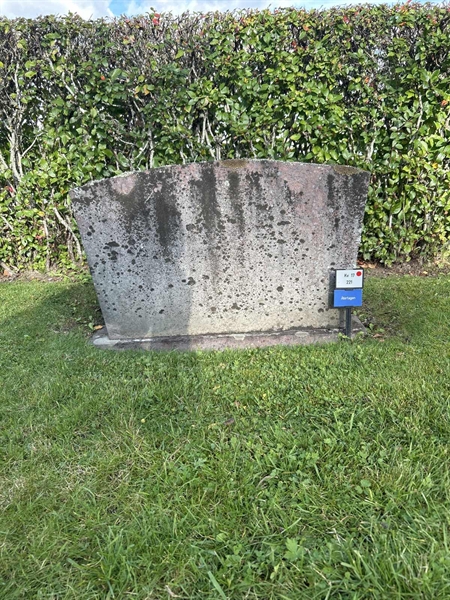 Gravnummer: kö 01 17   221