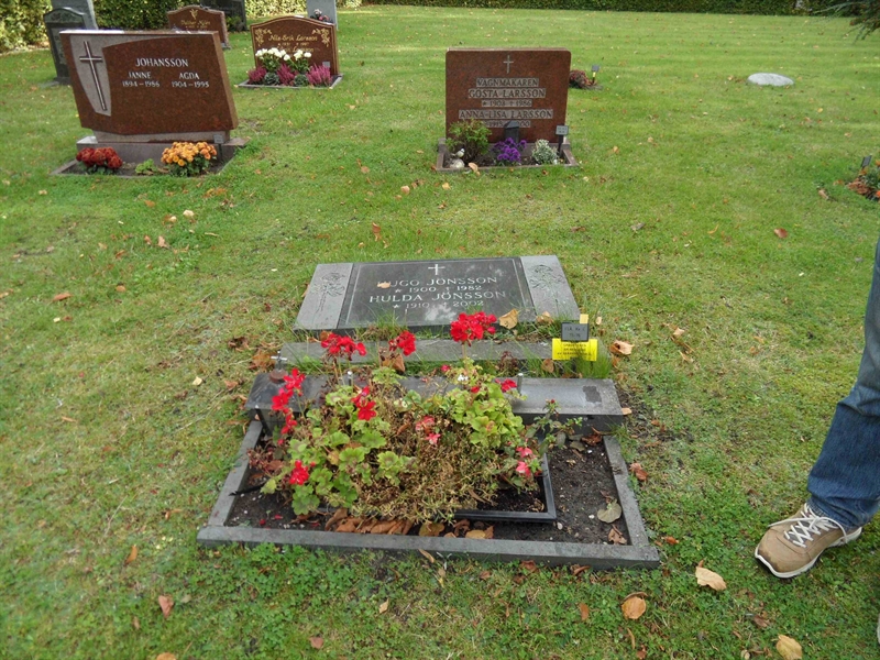 Grave number: FLÄ E    75-76
