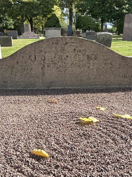 Grave number: 33 5   228